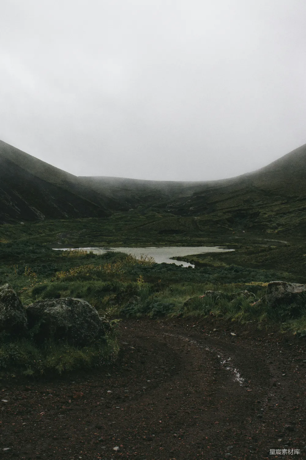 山间一条通往湖的土路