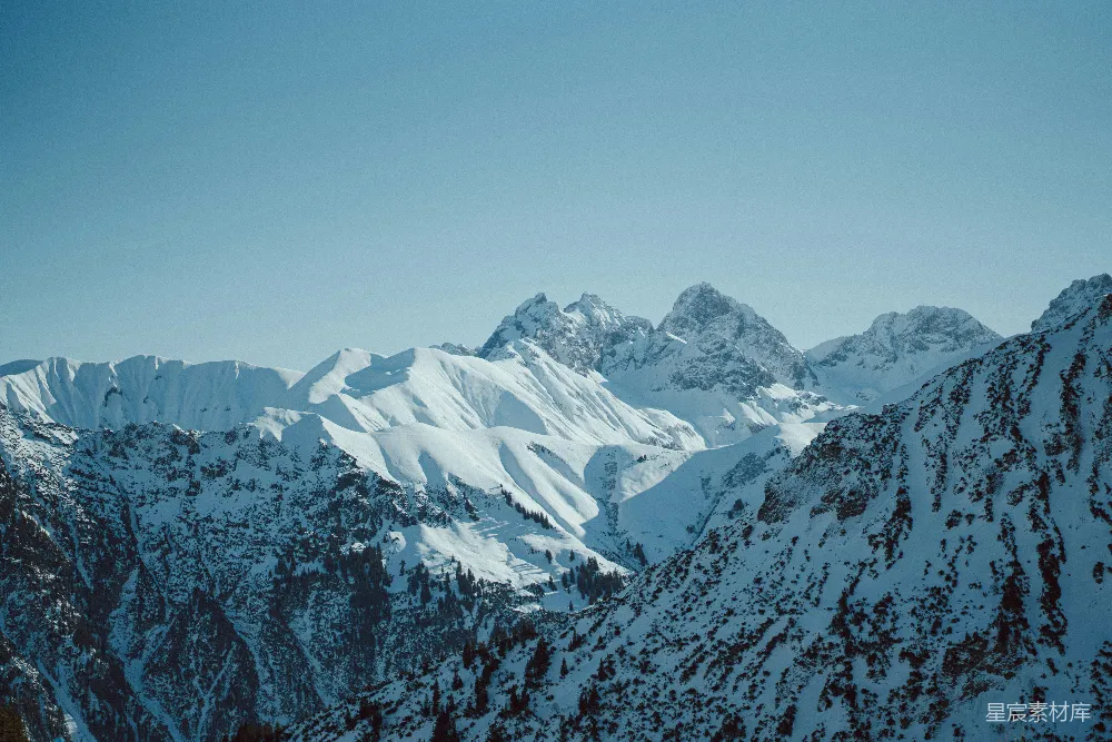 雪山之下的蓝天