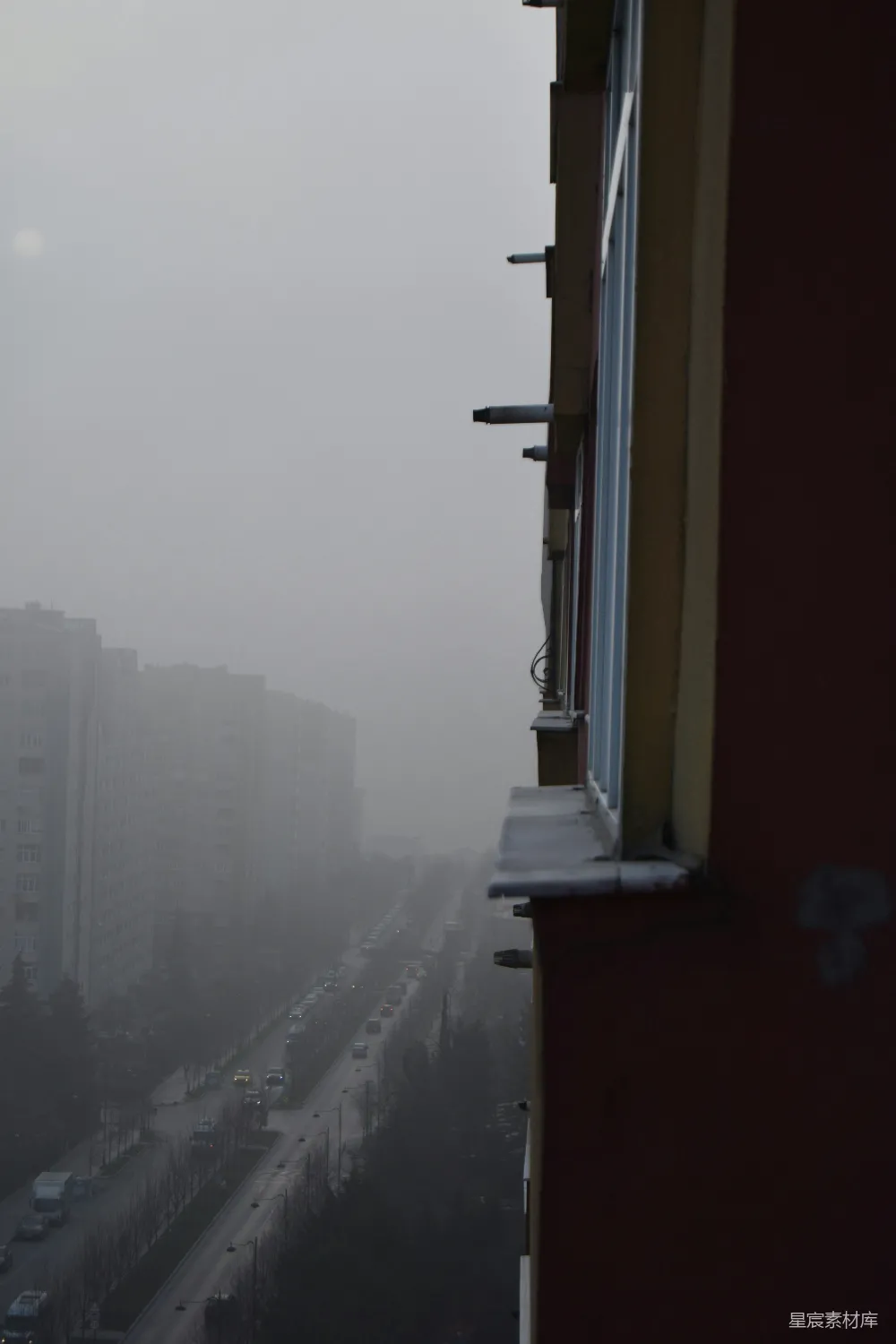 雾中城市的景色
