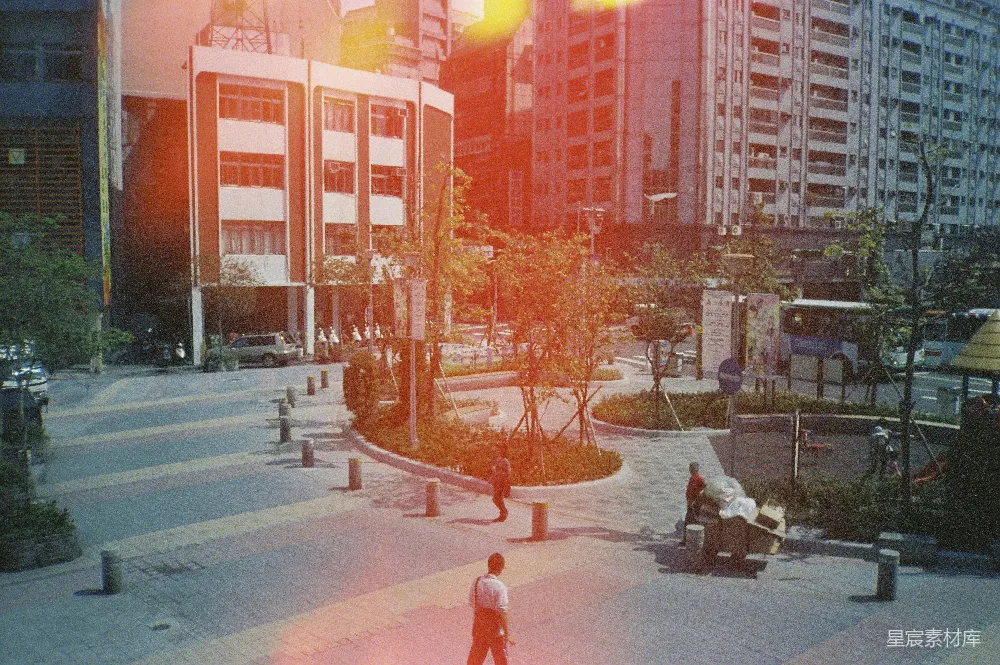高清摄影 电影 公园附近建筑物旁的人们