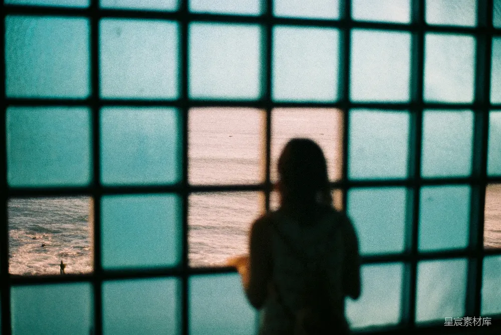 高清摄影 电影 女人窥视窗外