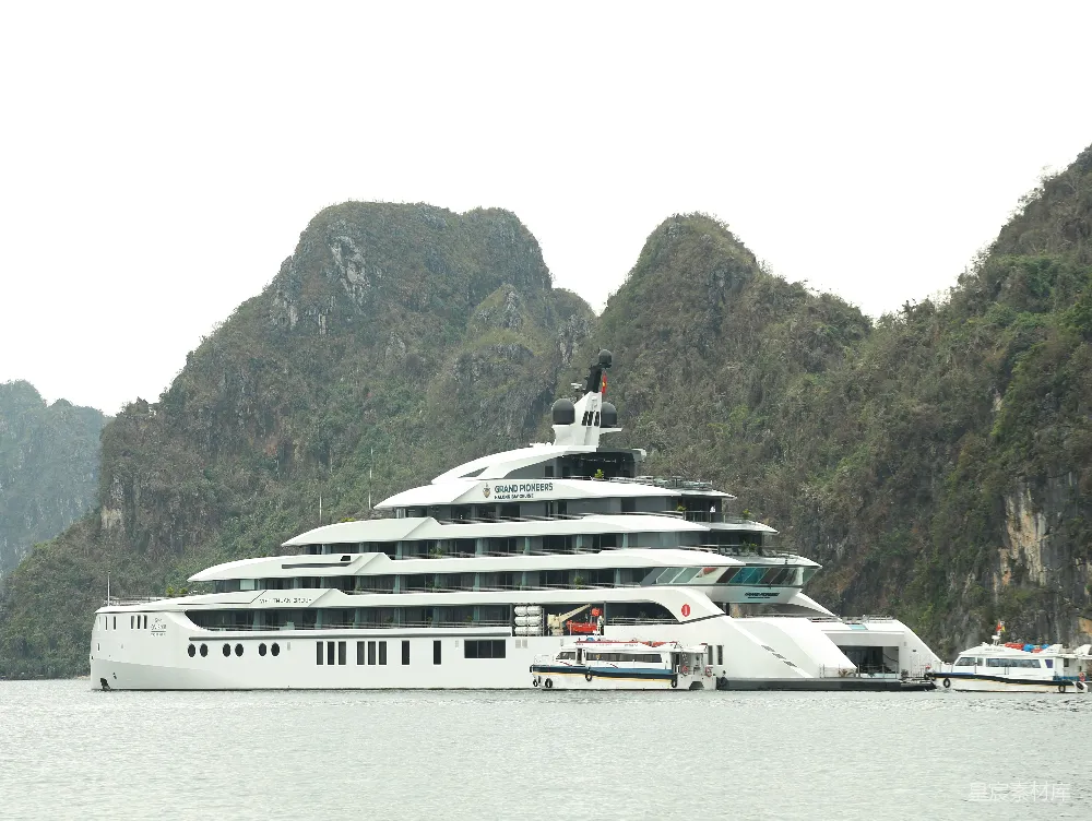 一艘大白船漂浮在水体上