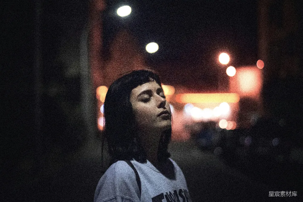 聚焦摄影中的女性双目紧闭