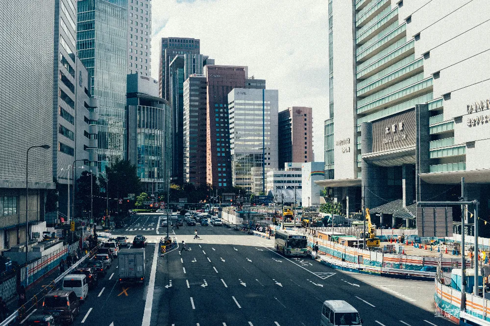 路旁的高层建筑