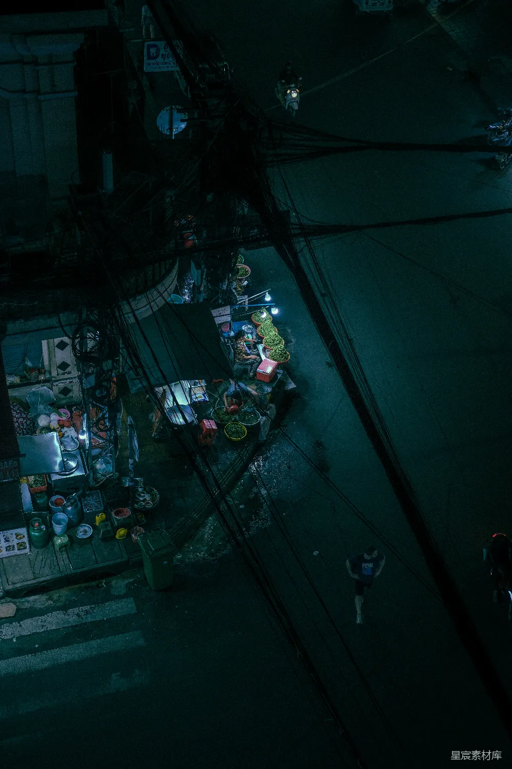 城市街道夜间俯瞰图