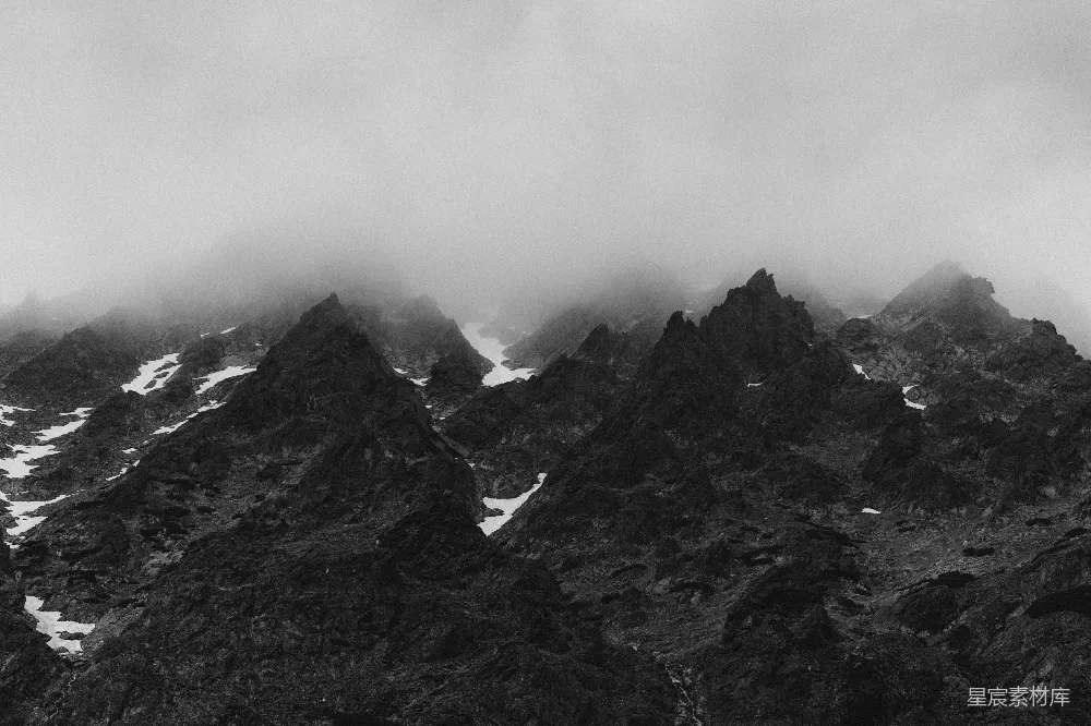 灰度山景