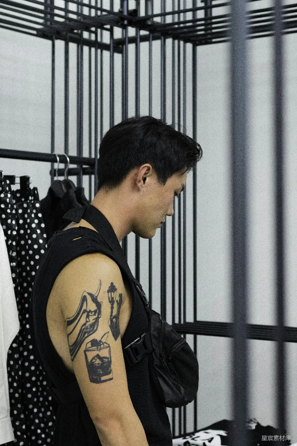 黑色T恤衫的男人
