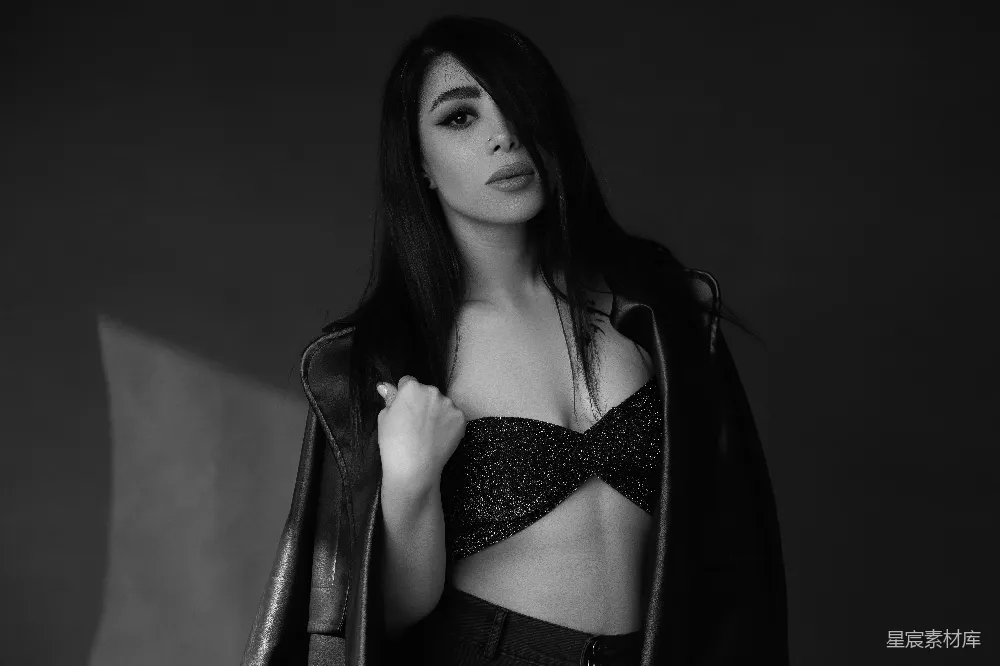 一个穿着皮夹克的女人黑白照片