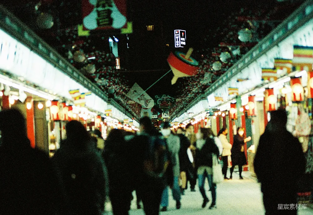高清摄影 电影 一群人在夜晚沿着街道行走。