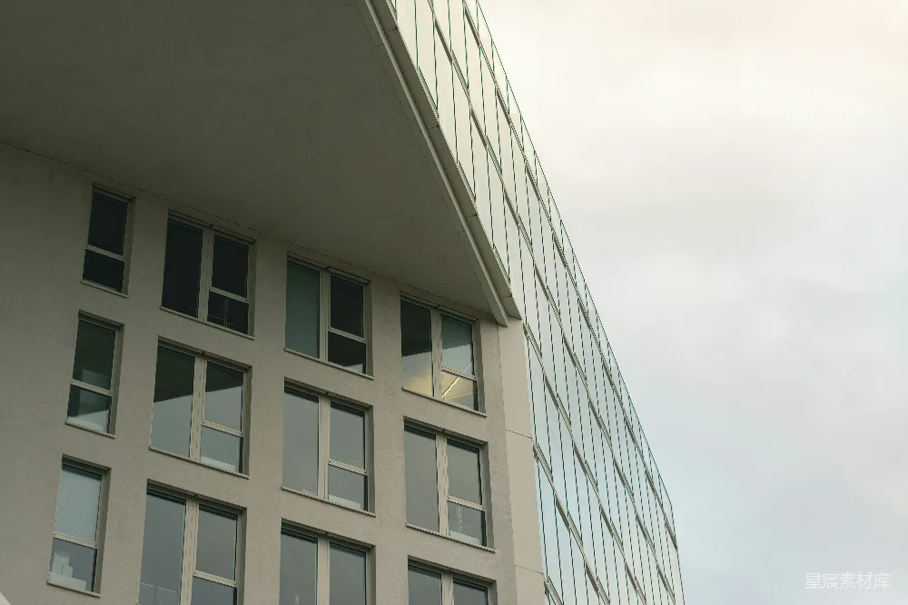 现代建筑玻璃外墙 Against 浑浊天空