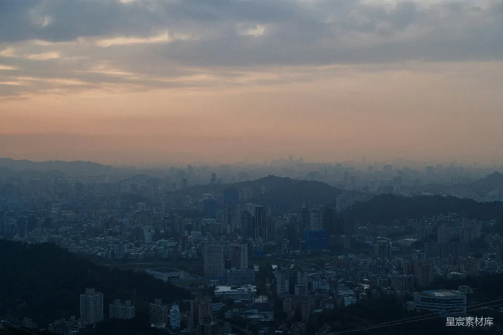 城郊远处有山的景色