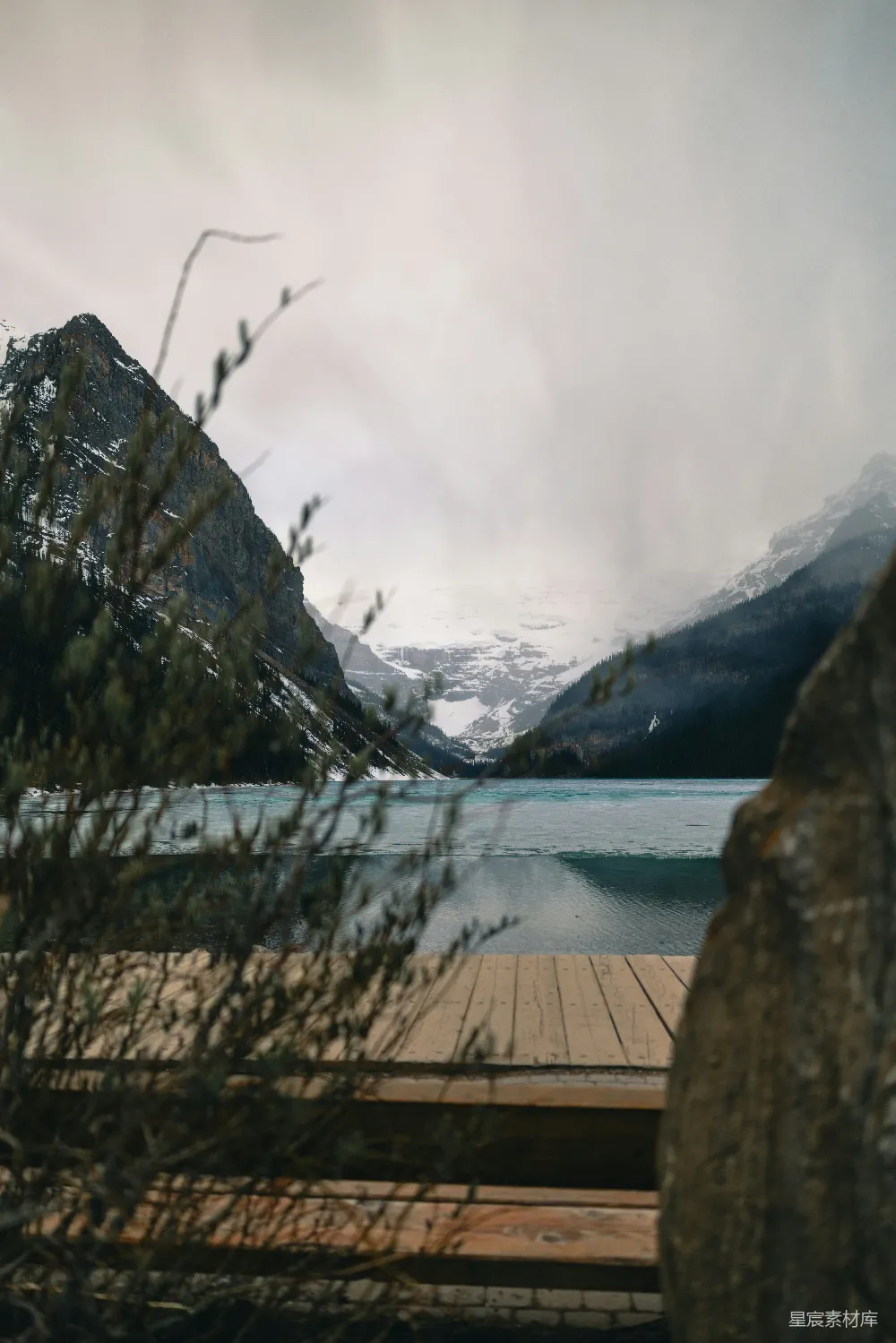 山间湖景，木制小船。