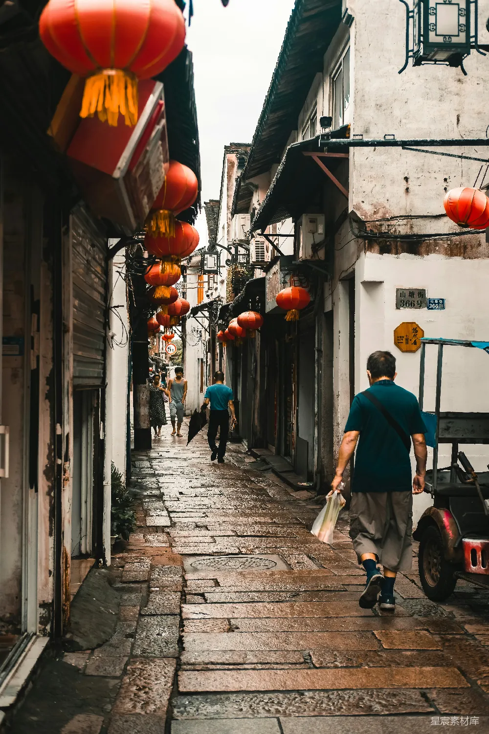 高清摄影 旅行 一个男人正走在一条狭窄的街道上。