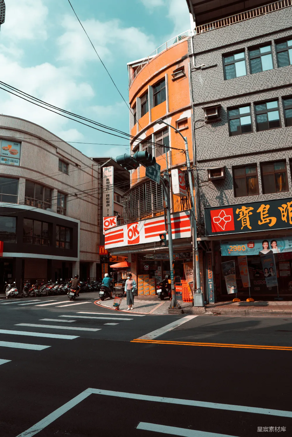 白天人们在靠近棕色和白色混凝土建筑的步行道上行走