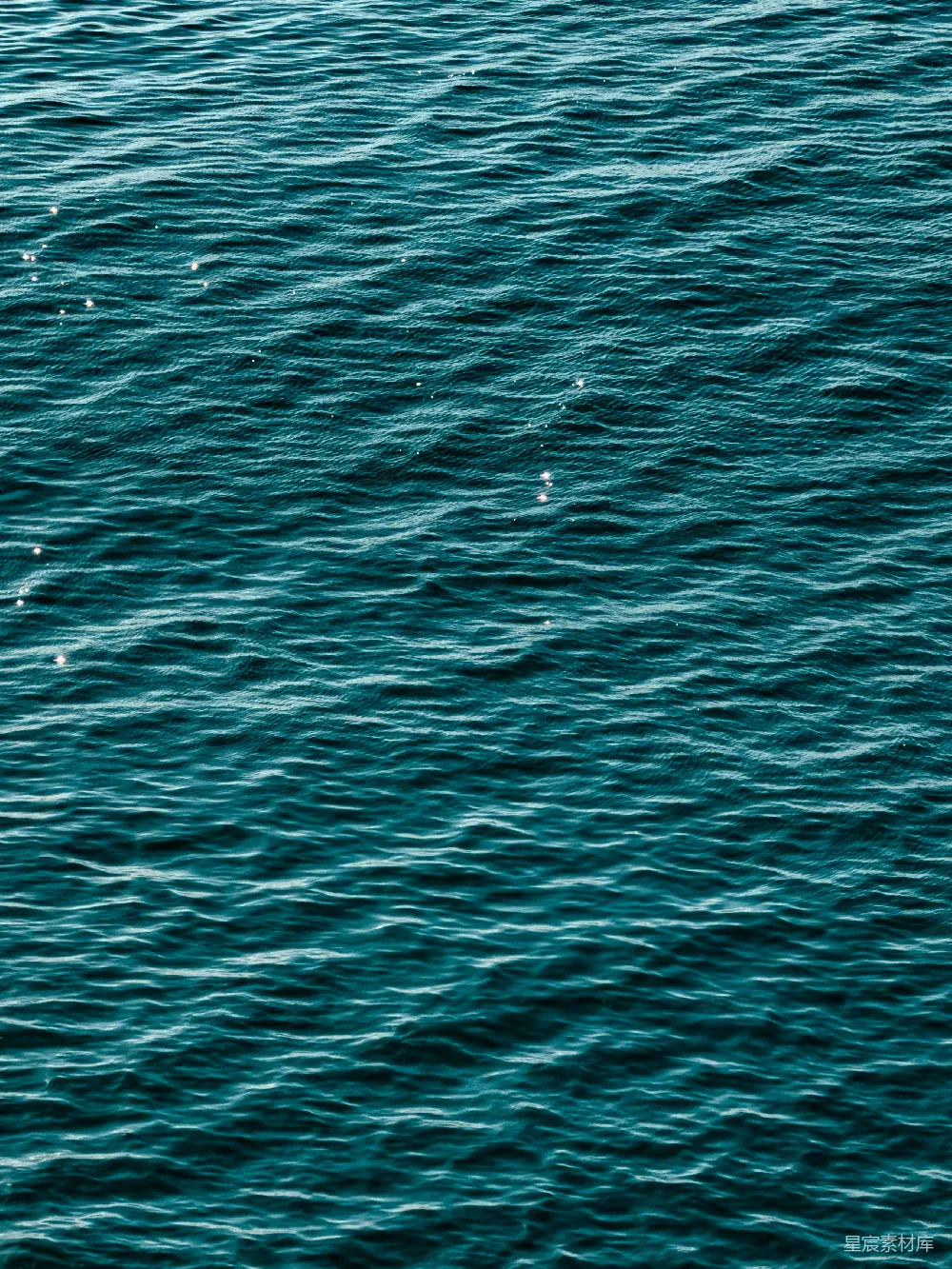 波光粼粼的蓝色水面
