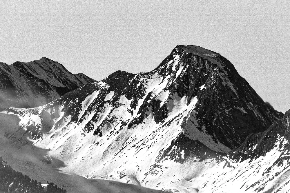 高清摄影  一张黑白照片，上面覆盖着积雪的山峰。