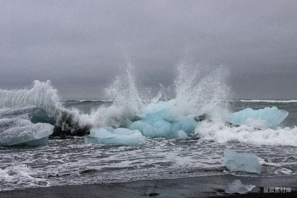 汹涌的海浪拍击着海滩