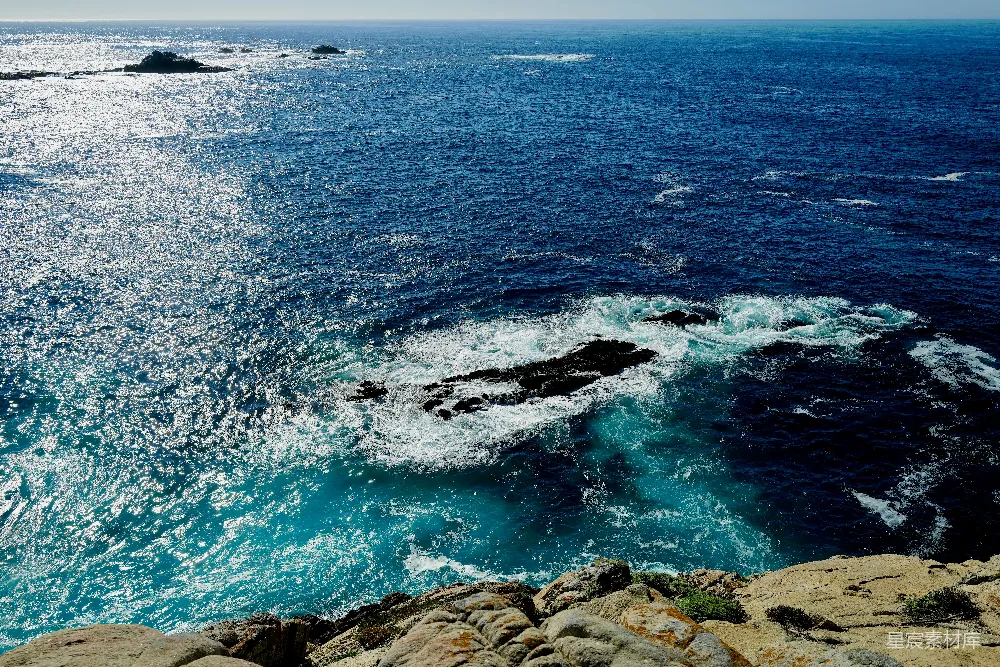 一块被岩石和水环绕的水域
