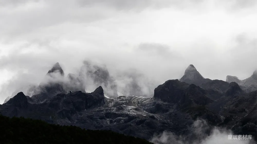 高清摄影 旅行 壁纸 自然 黑白的山在白云下