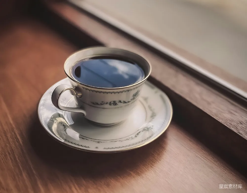 桌上一只木桌上的咖啡杯