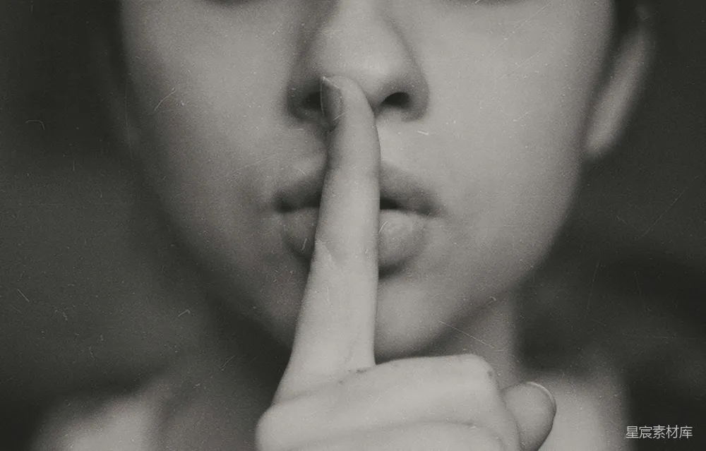高清摄影  黑白色照片，显示一个女人在做无声的手势。