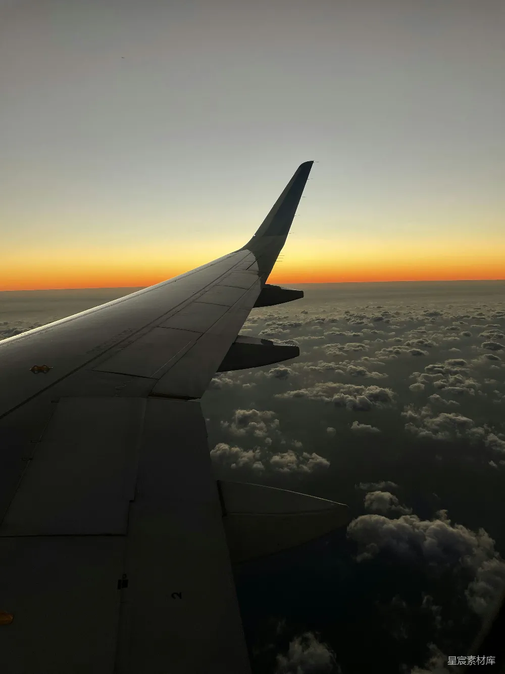 飞机翼在夕阳西下时