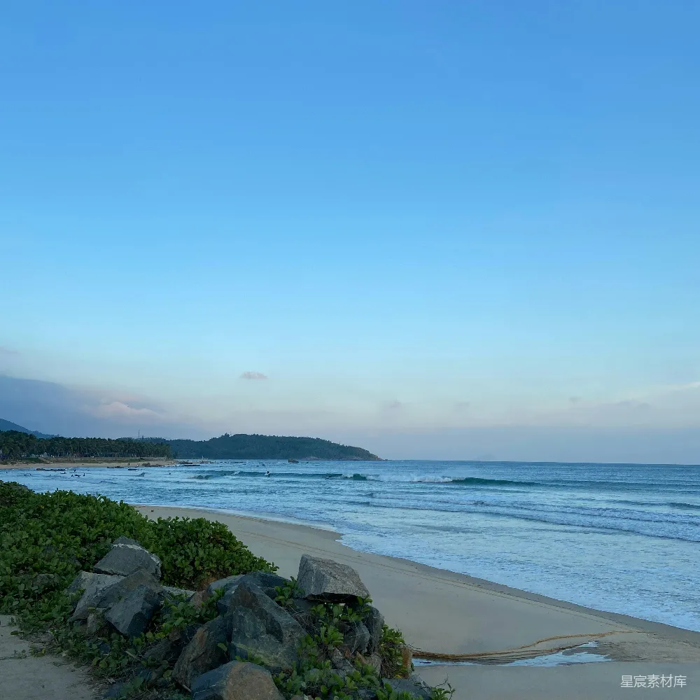 海边的一片海滩景色，海浪自海洋涌来