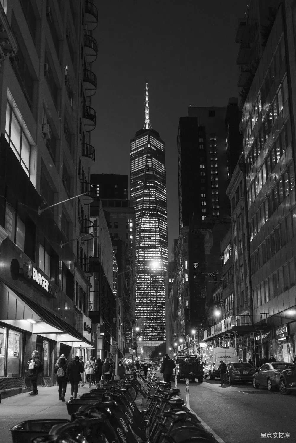 高清摄影  一张夜晚的城市街道黑白照片