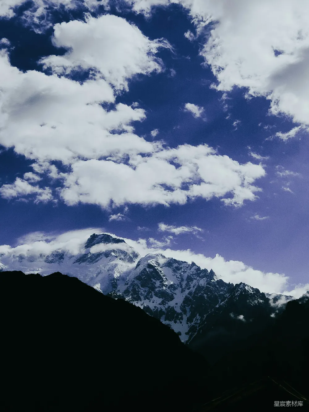 山峦之间云雾缭绕的一景