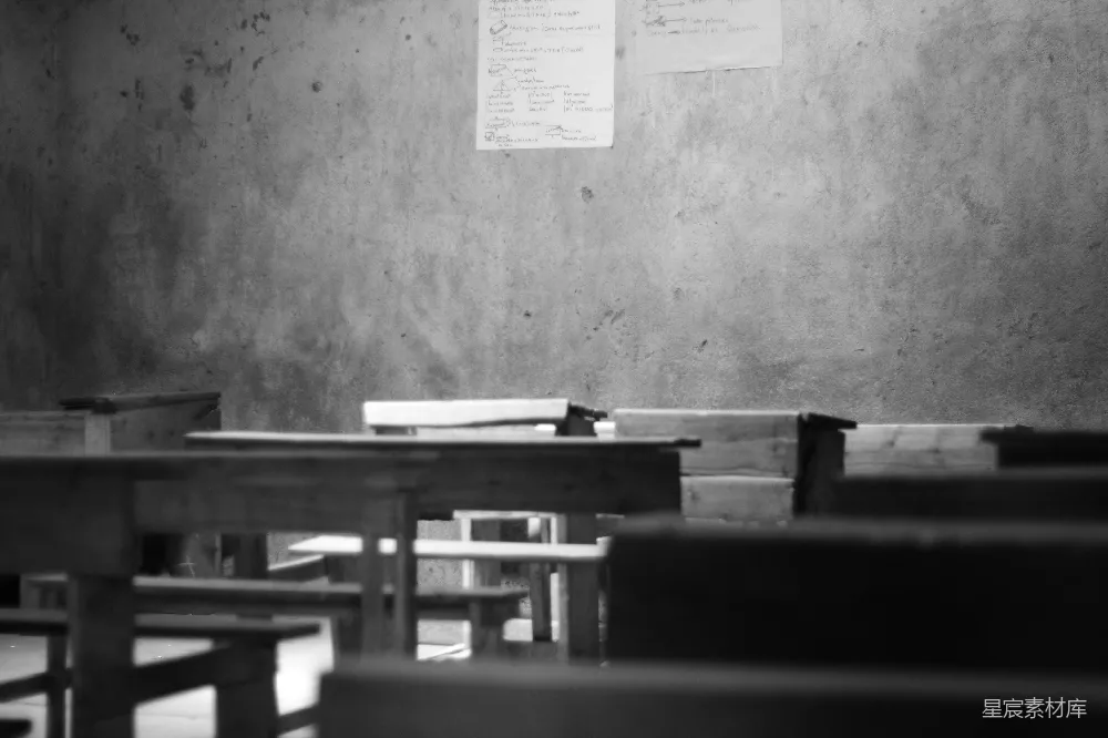 高清摄影  学校课桌和黑板的灰度摄影