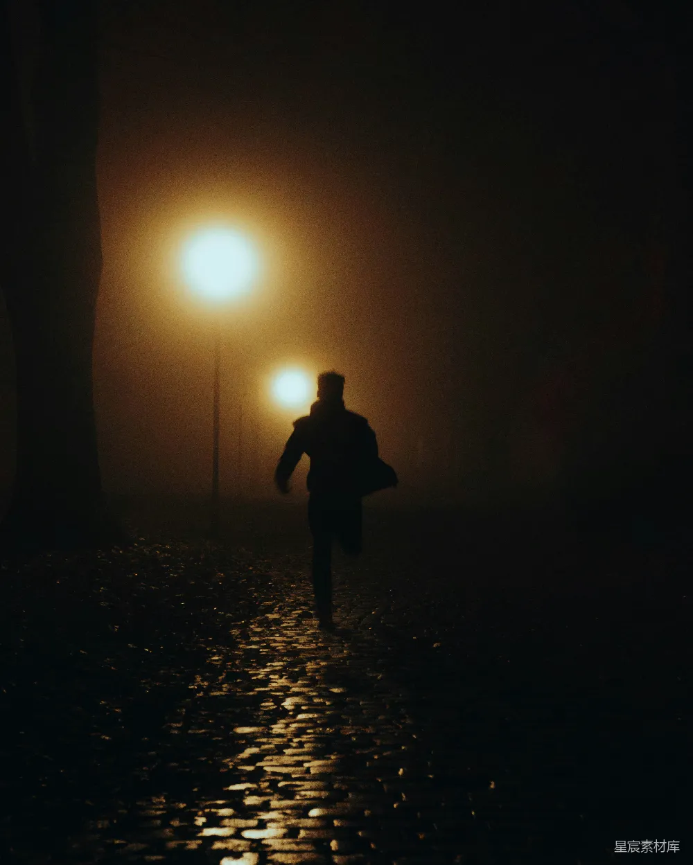 夜幕下一个人走在街上