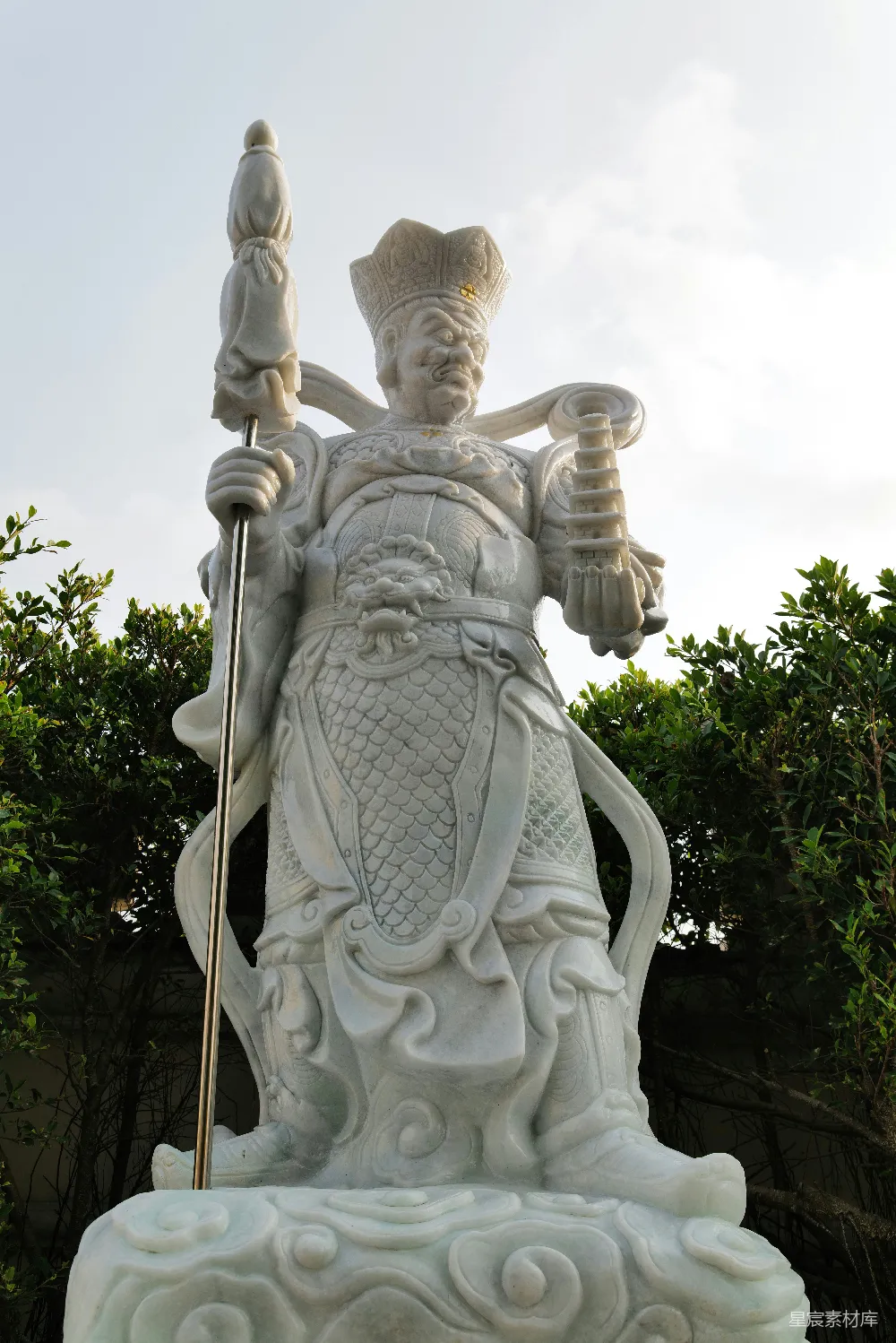 一个战士的雕像高高矗立。