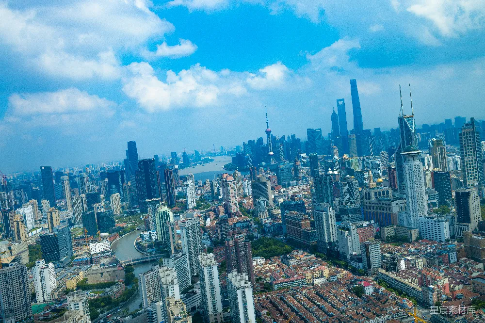 一座城市上空的景象，高楼林立