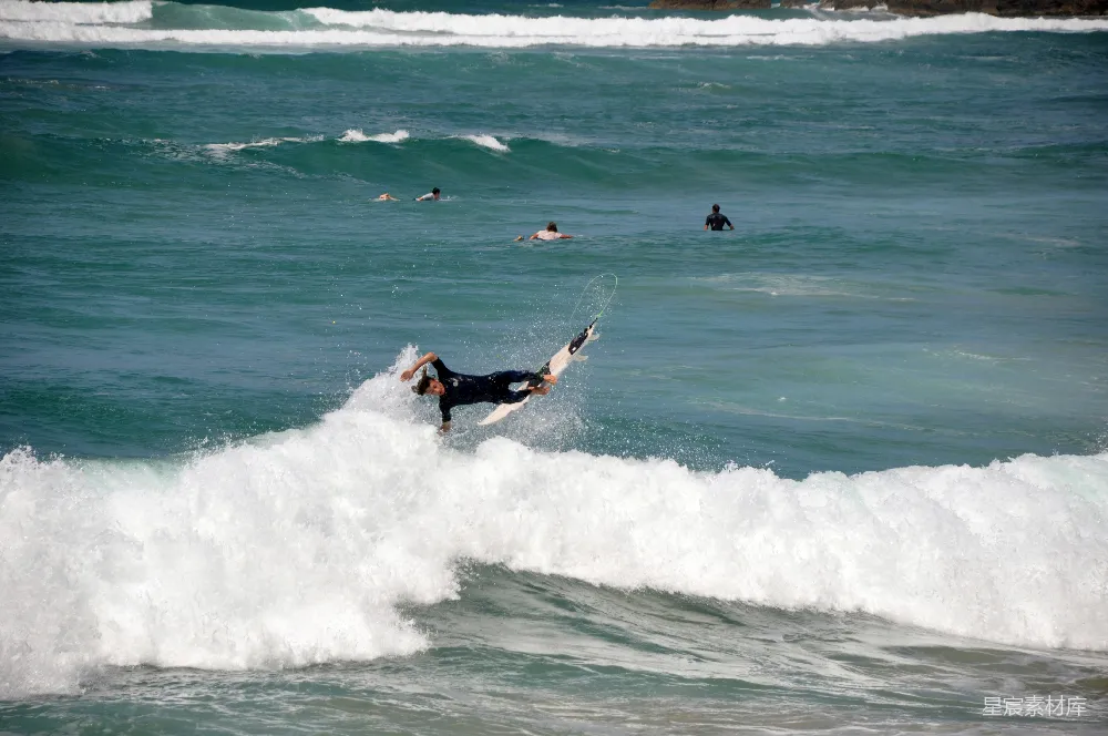 一个男人骑在冲浪板上 surfing于波浪之上