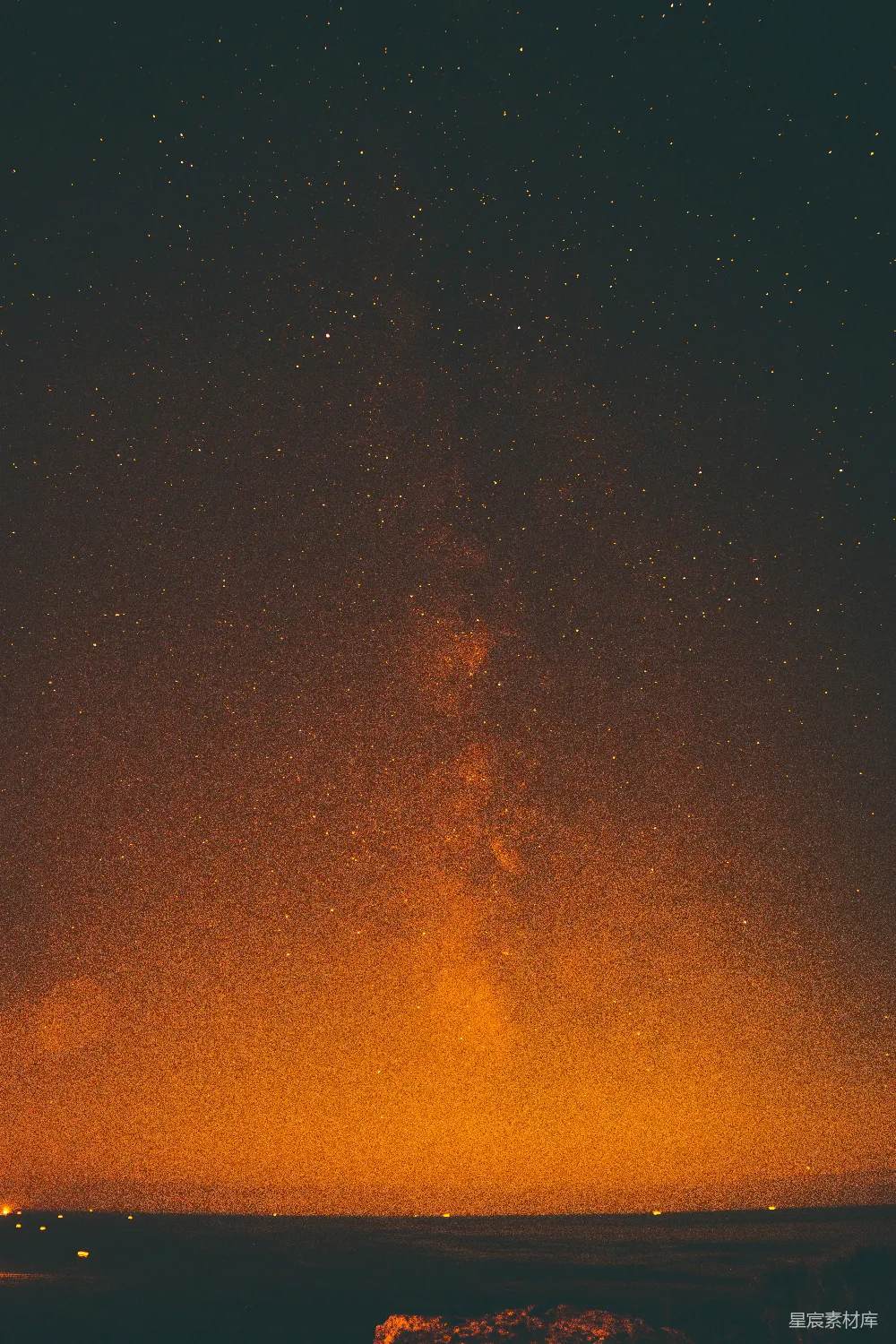 夜空布满了星星，一片明亮的橙色光辉。