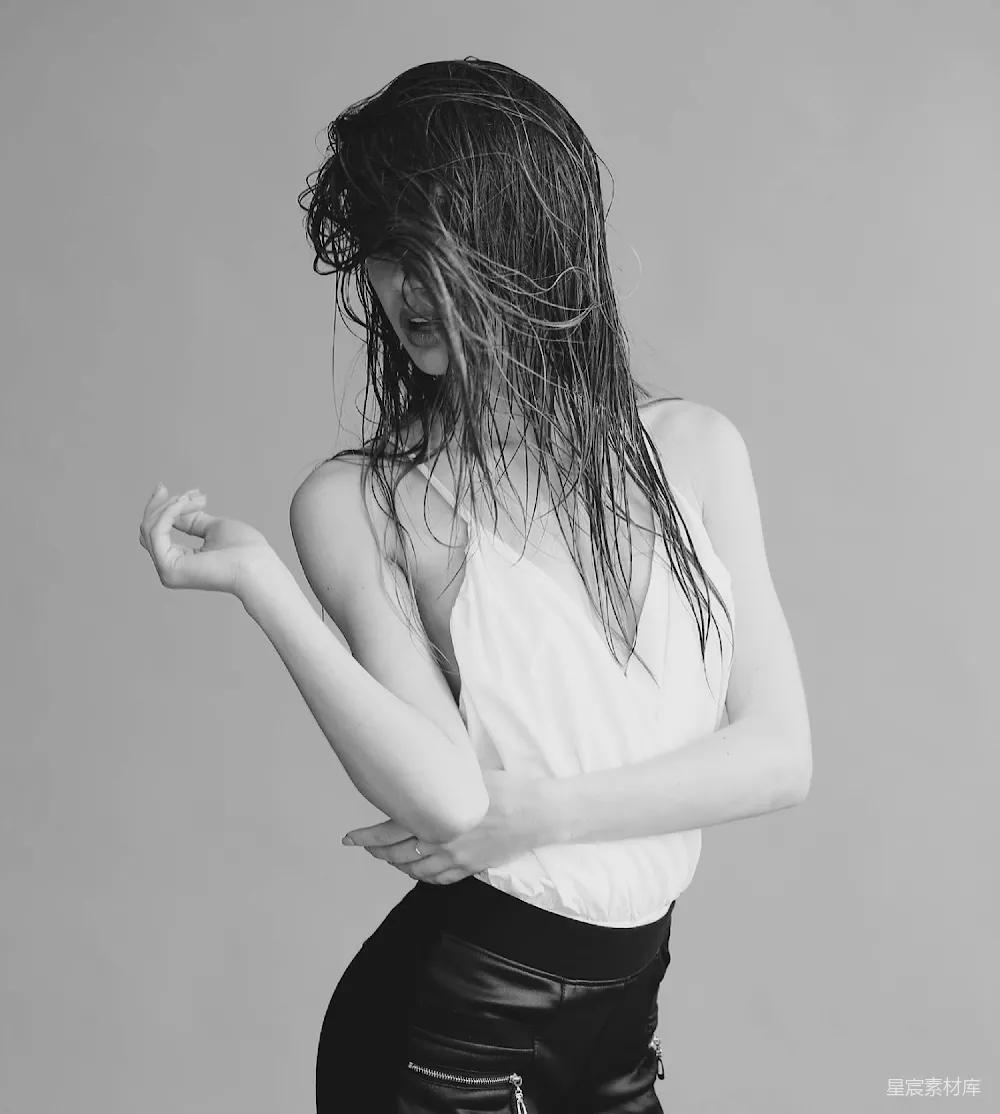 高清摄影  一个女人把手放在头发上