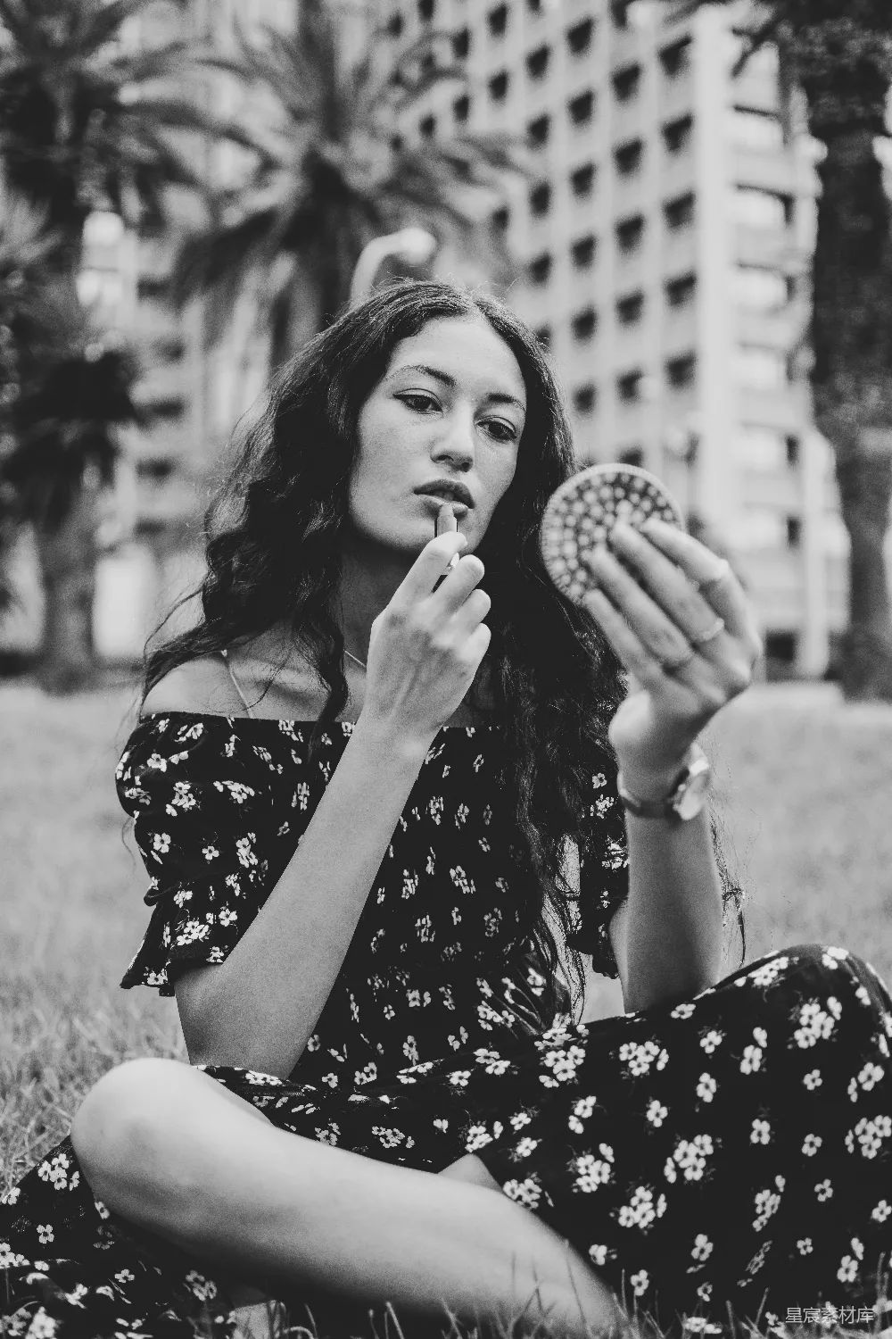 高清摄影  黑白照片中，一位穿着花卉连衣裙的女子手持圆形水果。