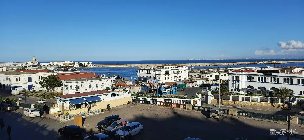 从高楼顶部看海的景象