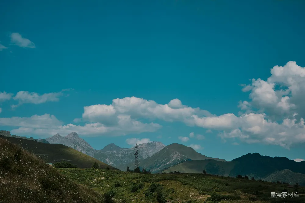 山峦的景色，天空中有云朵。