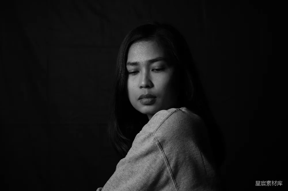 高清摄影 人物 一张黑白照片，照片中是一位闭着眼睛的女人。