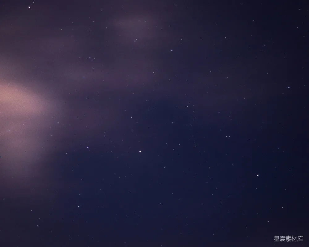 星空的夜晚，星星与云朵