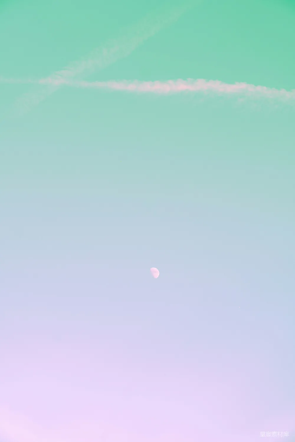 高空飞行中的飞机，背景中有尾迹。