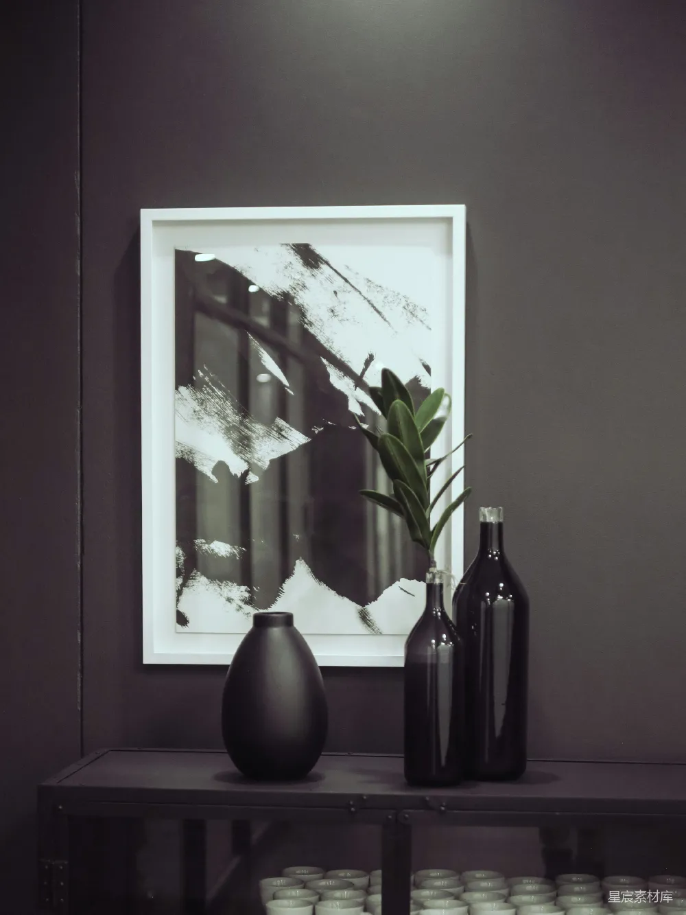 一 vase 中插着花
