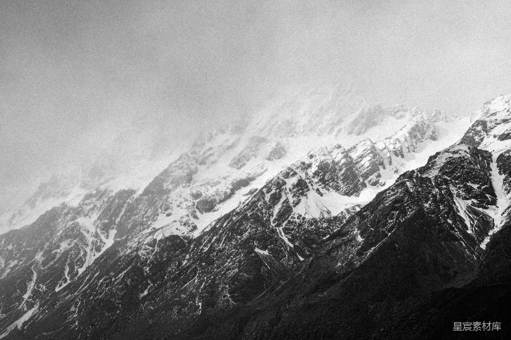 高清摄影  黑白照片中的雪覆盖的山