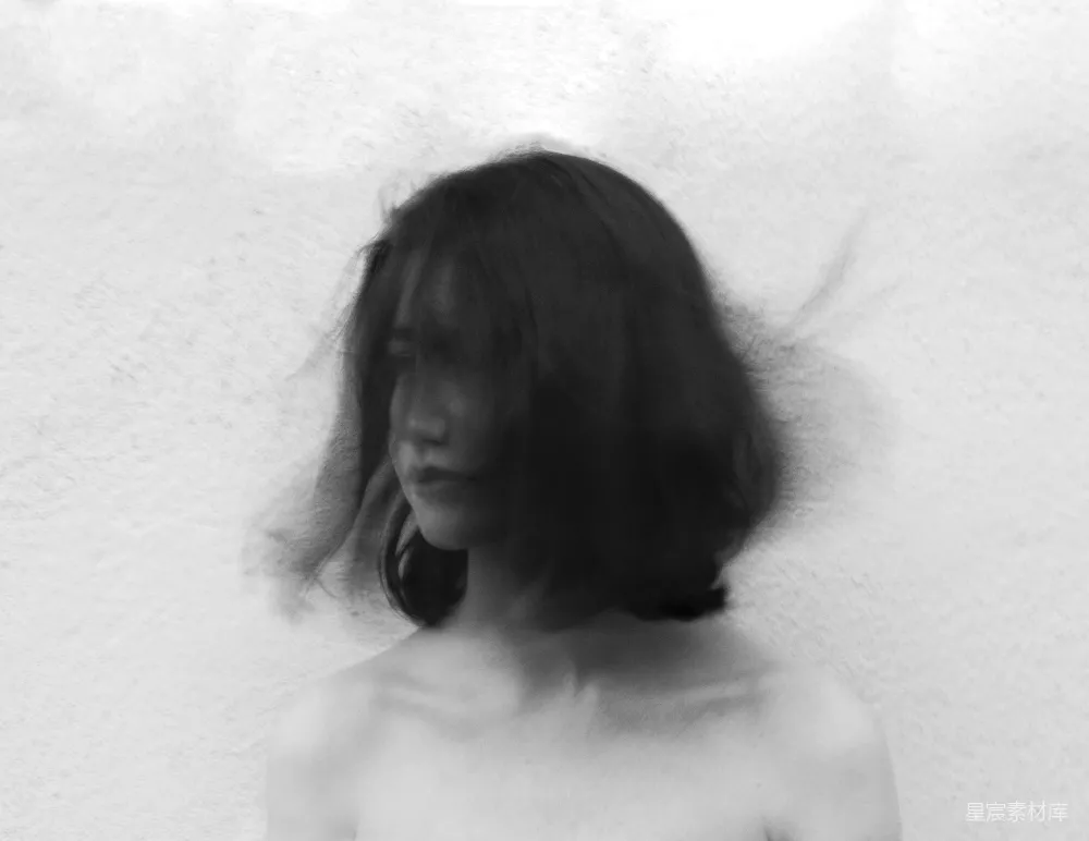 高清摄影  黑白照片，一位女士正甩动她的头发。