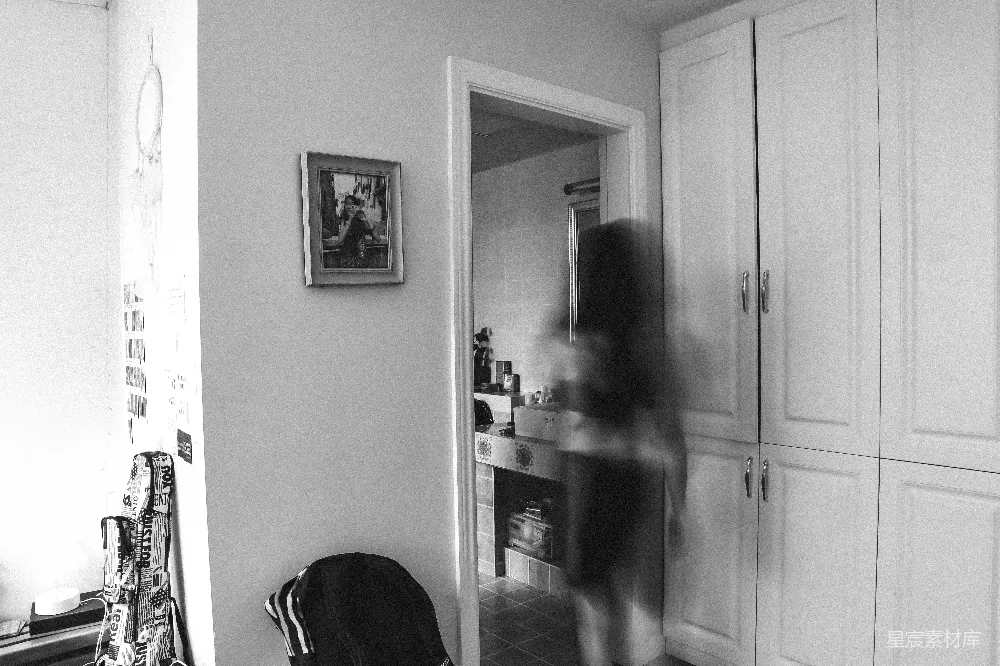 高清摄影  一张黑白照片，显示一个人在房间里。