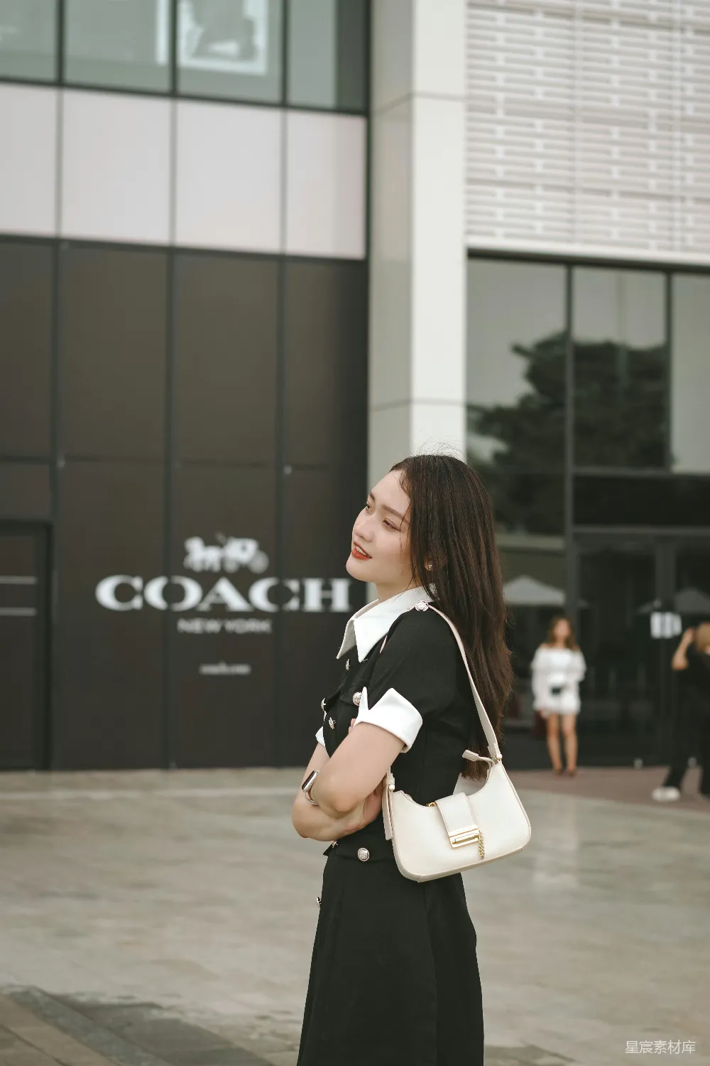 一个女人站在一栋建筑物前面