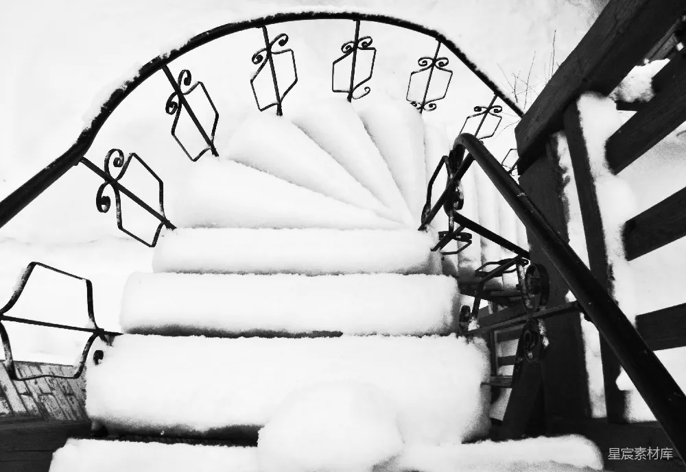 高清摄影  一张黑白照片，展示了一组覆盖着雪的楼梯。