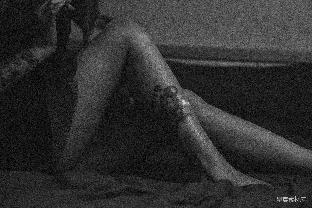 高清摄影  黑白照片中的女人穿着黑色连衣裙。