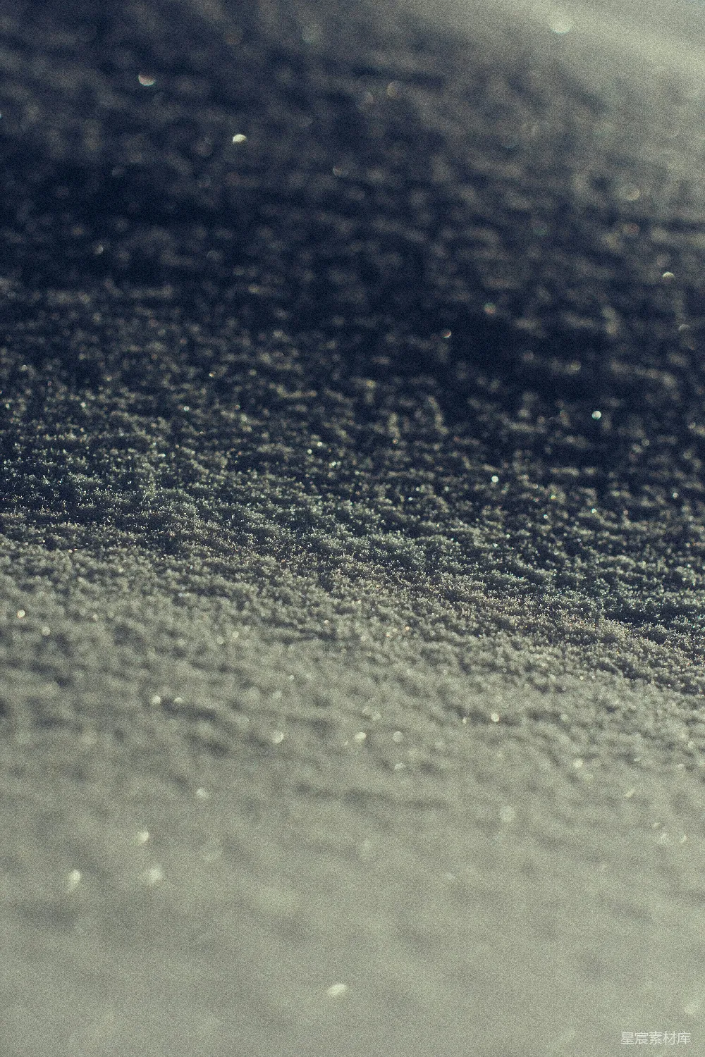 阳光下闪耀的雪纹理特写